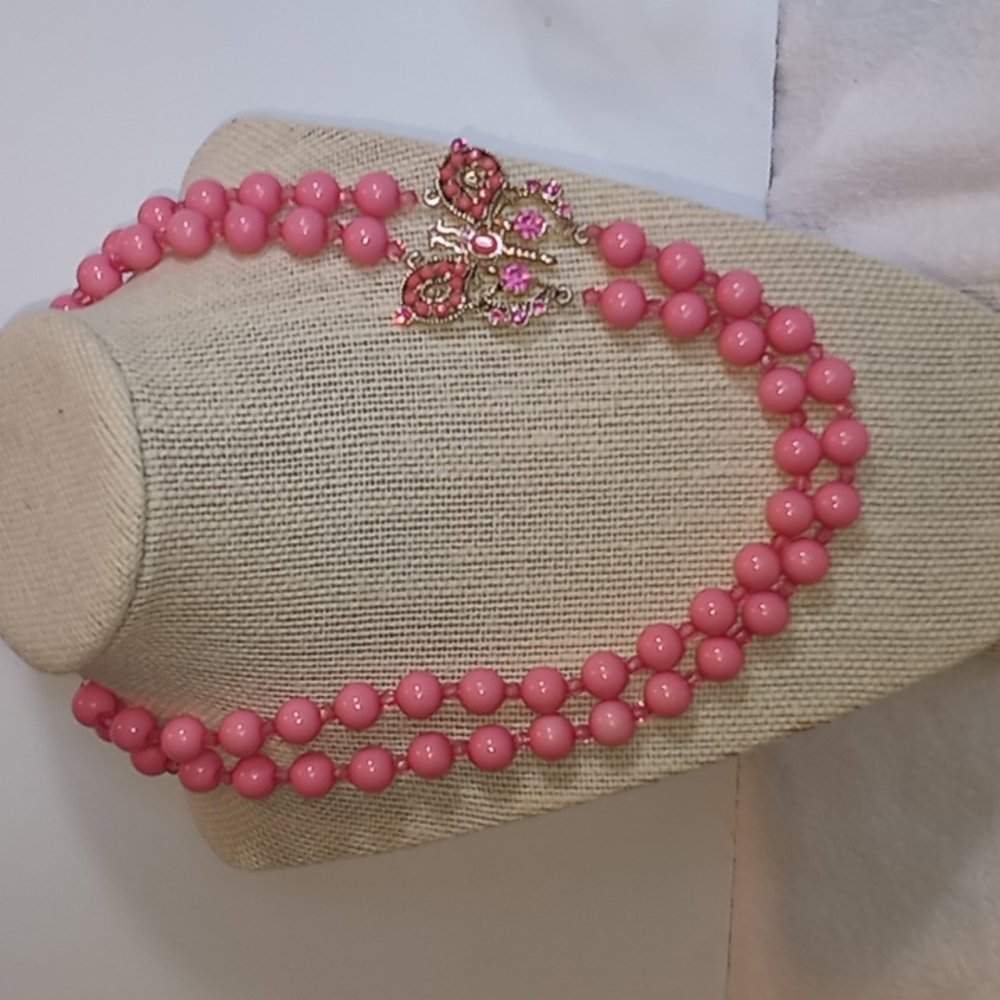 Pibk beaded necklace with butterfly